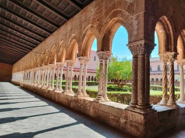 Sicilya 'daki Monreale manastırında süslenmiş sütunlar. 