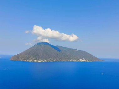 Lipari adasından Salina Adası manzarası 