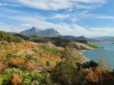 Kışın Endülüs 'te renkli baraj manzarası 