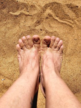 Ayakları havada, kumda beyaz bir adamın 60 cm..