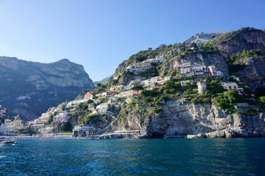 Positano 'nun nefes kesici manzarası, İtalya' nın Amalfi Sahili boyunca uzanan muhteşem bir uçurum kenarı köyü. Görüntü, renkli yamaçlardaki evleri ve yemyeşil yeşillikleri yakalıyor. Derin mavi Akdeniz 'e dökülüyor..                              