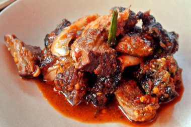 Domuz eti ve fesleğenli Tayland pilavı.