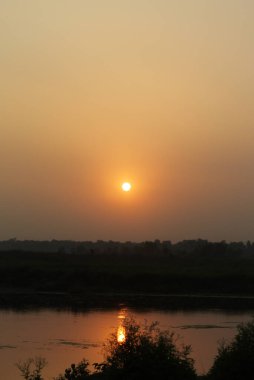 Nehirde güzel bir gün batımı