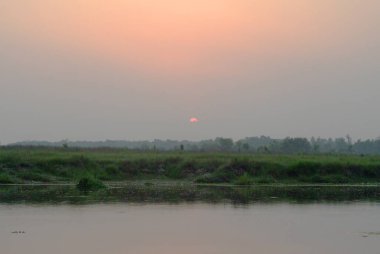 Gölde gün batımı