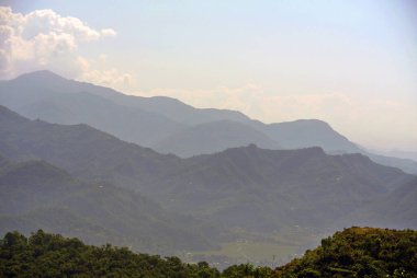 Mavi gökyüzü ile güzel dağ manzarası