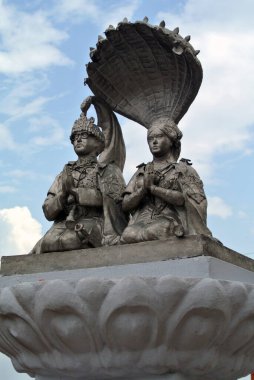 Hindistan şehrinin tapınağındaki Hindu tanrısı heykeli.