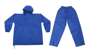 Mavi yağmurluk beyaz arkaplanda izole edilmiş.