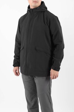 Siyah parka ceket giyen genç Asyalı adam.