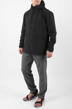 Siyah parka ceket giyen genç Asyalı adam.