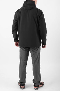 Siyah parka ceket giyen genç Asyalı adam.