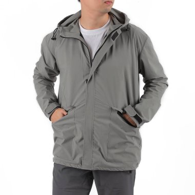 Parka ceket giyen genç adam.