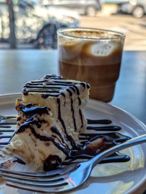 Cafe masasında latte ile peynirli kek. Yüksek kalite fotoğraf