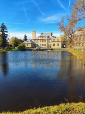 Küçük bir gölün kıyısında eski bir fabrika. Yüksek kalite fotoğraf