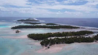 Tuamotu Takımadası 'ndaki Fakarava geçidi yakınlarındaki mercan resifinin havadan görünüşü, Fransız Polinezyası, Hindistan cevizi ağaçları, pembe kumlar ve tropikal mavi renkler. Nefes kesici bir tropik cennet. Benzer görüntüler için portföyümü kontrol et..