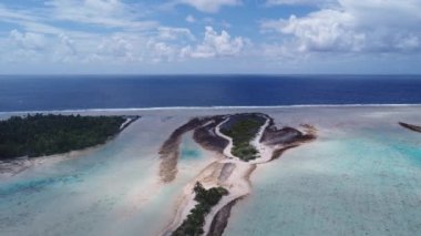 Tuamotu Takımadası, Fransız Polinezyası, Pasifik Okyanusu 'ndaki Fakarava Adası kıyısındaki bir cennet gölündeki sığ suların havadan görünüşü. Rüya gibi bir turistik yer. Benzer görüntüler için portföyümü kontrol et..