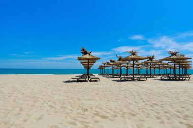 Güneşli yaz gününde kumsalda güneşli plaj sandalyeleri