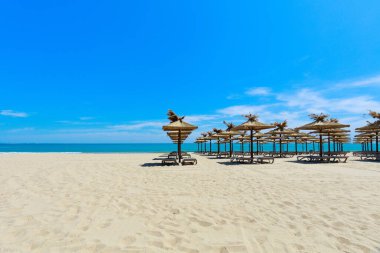 Güneşli yaz gününde kumsalda güneşli plaj sandalyeleri