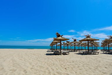 Güneşli yaz gününde kumsalda güneşli plaj sandalyeleri