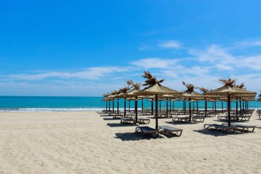 Güneşli yaz gününde kumsalda güneşli plaj sandalyeleri