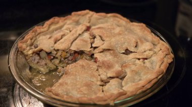 Pişmiş turta yemeye hazır.