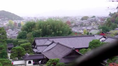 Ginkaku-ji Tapınağı 'nın Yüksek Bahçesi' nden turistler ve geleneksel Japon evlerinin olduğu manzara. Yüksek kalite 4k görüntü