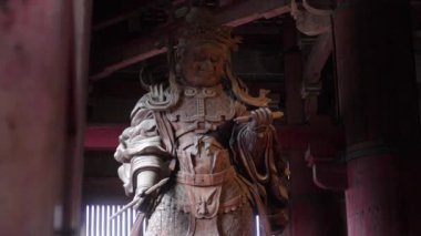 Kongorikishi, diğer adıyla nio, koruyucu tanrılar, Nara, Japonya 'daki Todai-ji tapınakları nandaimon kapısında nöbet tutun.