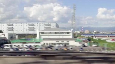 Clear Sky, Buildings, Park Araba ve Evleri olan Tokyo 'daki yüksek hızlı trenden görüntü. Yüksek kalite 4k görüntü