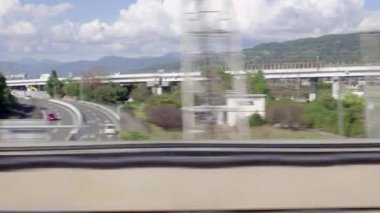 Blue Sky, Houses ve Industrial Buildings 'in bulunduğu yüksek hızlı Tokyo İstasyonu' ndan görüntüler. Yüksek kalite 4k görüntü