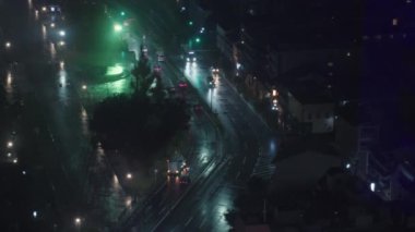 Kyoto 'dan Gece Manzarası: Otobüs ve Arabalar Yağmurlu Yol' da, Yansımalar: Islak Köşkte. Yüksek kalite 4k görüntü