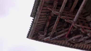 Japonya, Nara 'daki Todai-ji tapınağının ahşap detayları geleneksel Japon mimarisini gözler önüne seriyor.