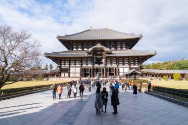 Toda-ji Tapınağı 'nın önündeki insanlar açık bir günde, Nara, Japonya. Yüksek kalite fotoğraf
