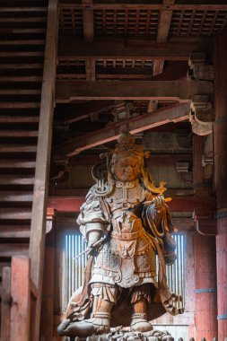 Japonya, Nara 'daki Toda-ji Tapınağı' nın içindeki merdivenler tarafından çerçevelenmiş Budist heykelleri. Yüksek kalite fotoğraf
