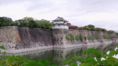 Minimalist Beyaz Tapınak Osaka Kalesi 'nin yanındaki Nehir kıyısında. Yüksek kalite 4k görüntü