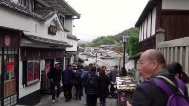 Kyotos 'un En Eski Yaya Caddelerinden birinde Yavaş Yürüyen Turistler. Yüksek kalite 4k görüntü