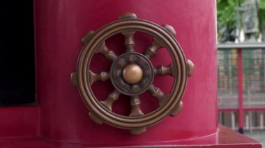 Shitennoji Tapınağı, Osaka 'da, Kırmızı Sütun' da Dharma Wheel 'in Yavaş Çekimi. Yüksek kalite 4k görüntü