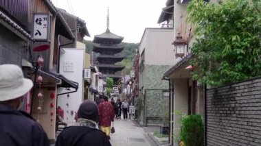 Kyoto 'nun arka planında Hokan-ji Tapınağı ile Geleneksel Kyoto Caddesi' nde Yavaş Yürüyenler. Yüksek kalite 4k görüntü