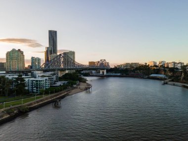 Güneş doğarken, Brisbane Nehri, Brisbane, Queensland, Avustralya