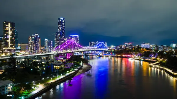 Aydınlatılmış hikaye köprüsü ve brisbane şehir manzarası gece drone görünümü, Brisbane nehri yansıtır