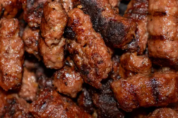 Kıyma ile yapılan sulu mici, geleneksel Romen derisiz sosisleri, mükemmelce kızartılmış ve baştan çıkarıcı bir aşçılık arka planı oluşturuluyor.