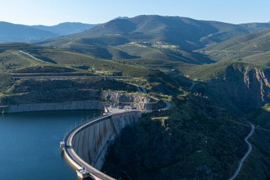 Sierra Norte 'de bulunan Atazar rezervuarının sularını barındıran eğimli baraj Madrid' in kuzeyinde, İspanya 'nın kuzeyinde hidroelektrik enerjisi üreten dağlık bir bölge.