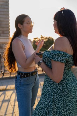 İki bayan arkadaş yaz tatilleri boyunca Madrid, İspanya 'da sohbet ve kahveden hoşlanırlar.