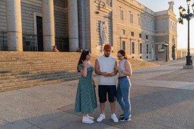 Madrid sokaklarında akıllı telefon uygulaması ile gezen turistler, macera ve kültürel keşiflerle dolu yaz tatillerinin tadını çıkarıyorlar.