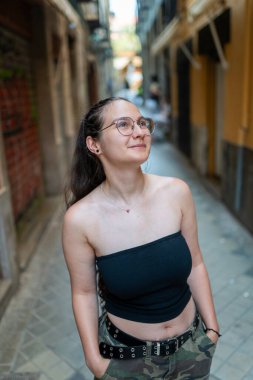 Venedik caddesinde yürüyen gülümseyen bir turistin portresi mimariye hayran.