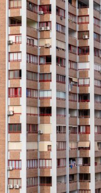 Tekrarlanan balkon ve klima desenleri ile modern yerleşim binaları, yoğun nüfuslu kentsel yaşam