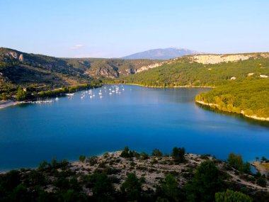 St Croix Gölü 'nün ve Baudouin Köyü' nün hava manzarası. Güzel Vadon Vadisi 'ndeki Provence' de tekneli.