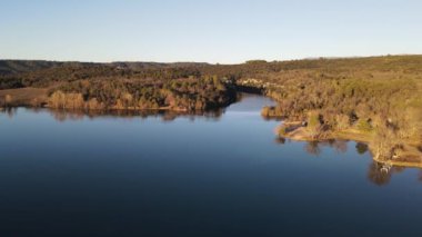 Provence 'deki Gorges du Verdon Kanyonu yakınlarındaki Monzepat Gölü' nün havadan görünüşü. p1