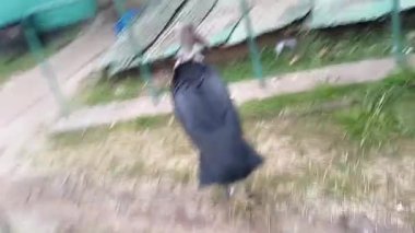Marabou leylekleri açık bir alanda dolaşarak depolama konteynırları ve kentsel çevrede dolaşarak, doğa ve insan yapımı elementler arasında bir karşıtlık yaratır..