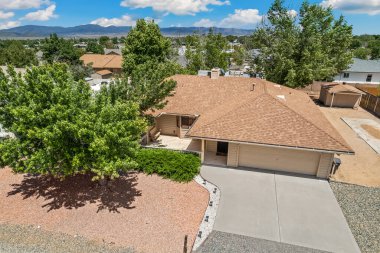 Bahçeli bir evin ön manzarası. Yüksek kalite fotoğraf