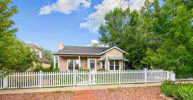 Yeşil peyzajlı bir ev. Yüksek kalite fotoğraf