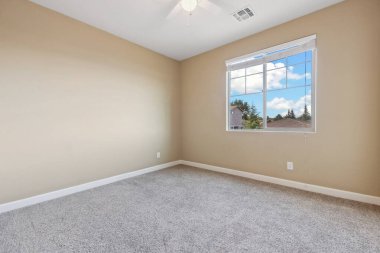 Aydınlık yaşam alanı zarif ahşap döşemeler ve yüksek tavanlar içeriyor. Büyük sürgülü kapılar açık bir açık alan, toplantı için mükemmel..